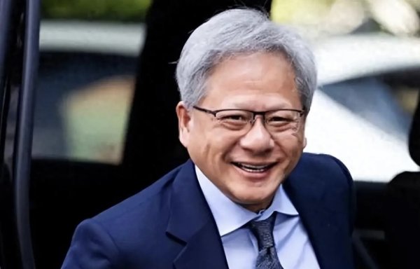宏泰配资 黄仁勋最新发声：希望特朗普政府修改与美国出口AI技术相关法规