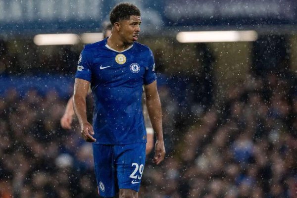 擒牛宝配资 蓝军玻璃人复出即献顶级表现：6次成功争顶+ 3次成功过人！